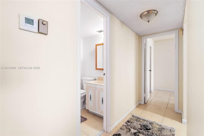 Building Photo - 800 Parkview Dr