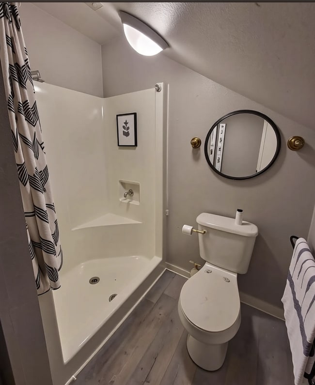 Building Photo - Second Floor Apartment Close to Woodlawn Park