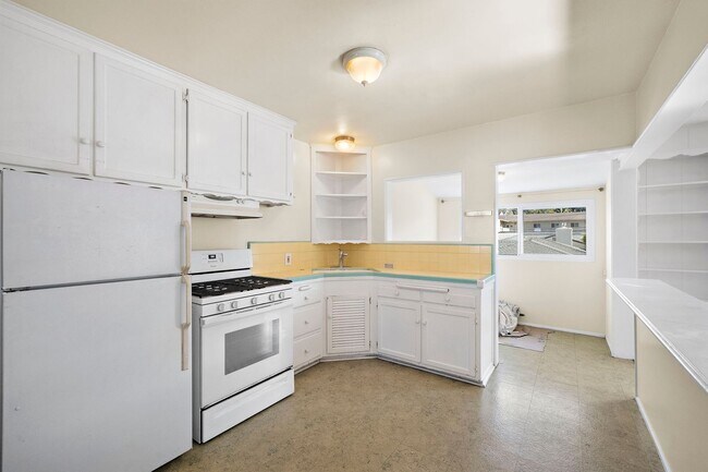 Building Photo - Centrally Located in the heart of Laguna Village