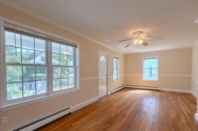 Building Photo - 142 E Meadow Rd