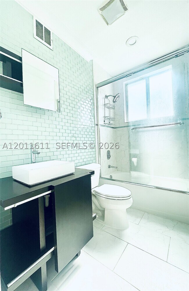 Building Photo - 822 NE 19th Terrace