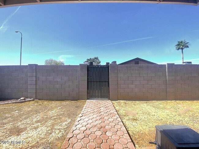 Building Photo - 1203 W Mariposa St