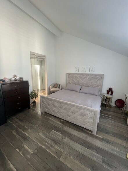 Building Photo - 9601 Sylmar Ave