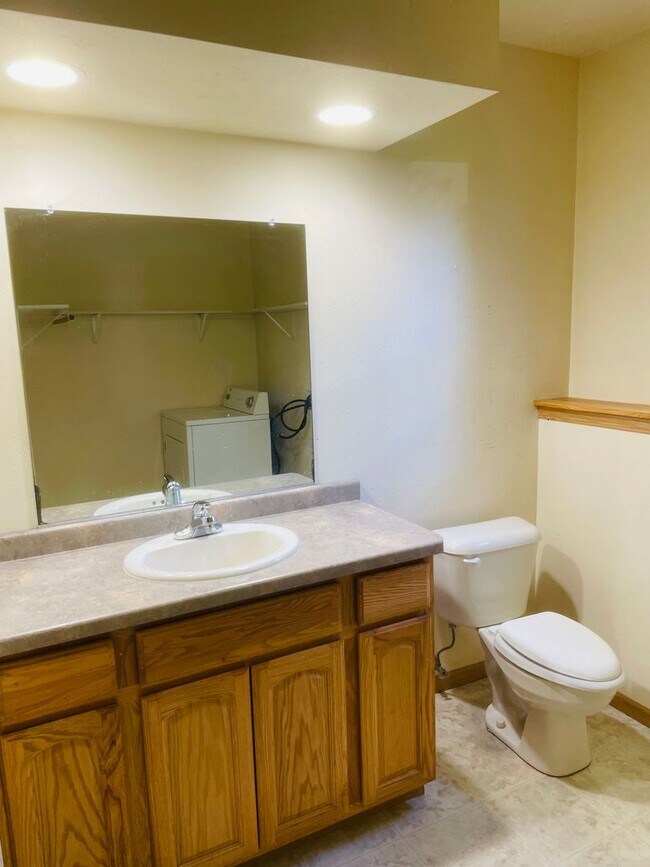 Building Photo - 2930 W Glenpark Dr