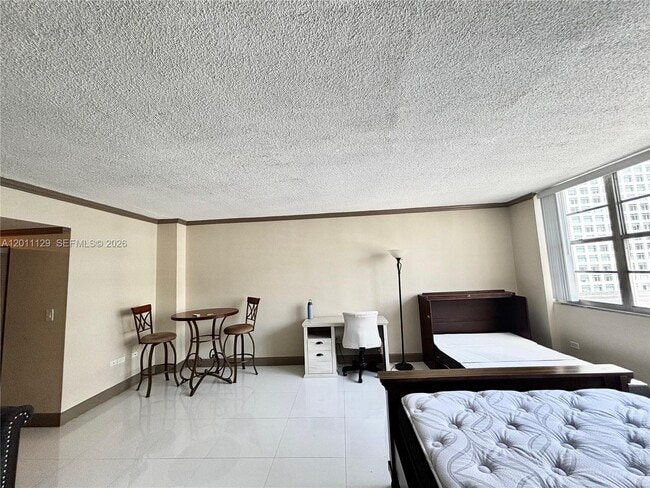 Building Photo - 999 Brickell Bay Dr