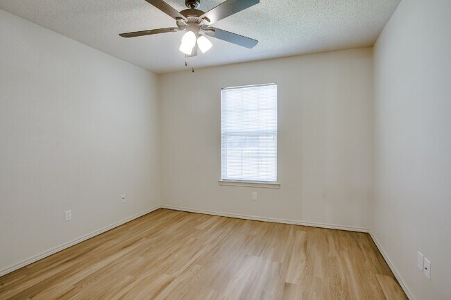 Building Photo - Spacious 3/2/2 Duplex!
