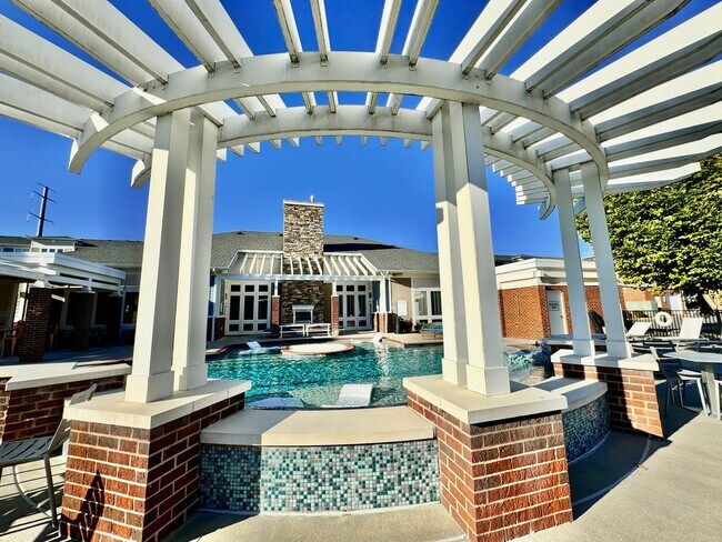 Building Photo - Available 07-08-26! Townhouse w/Garage - Pet Friendly - All Appliances Convey!