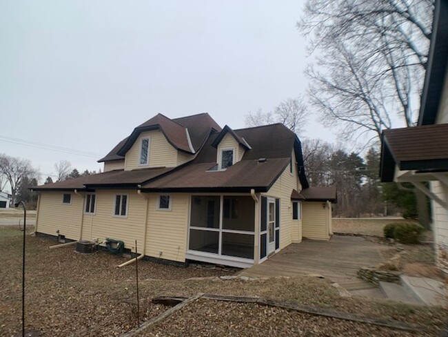 Building Photo - 3 BR/2 BA Single-Family Home With Lake Min...