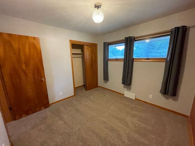 Building Photo - Beautiful 3 bedroom house