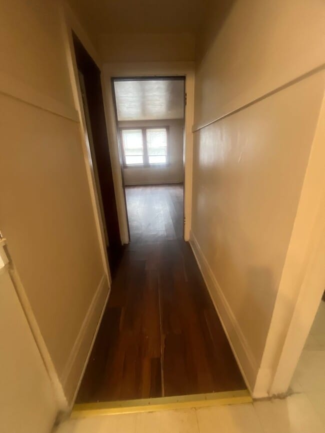 Building Photo - Spacious 2-Bedroom Upper Duplex