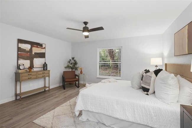 Building Photo - 300 E Sweetwater Creek Dr