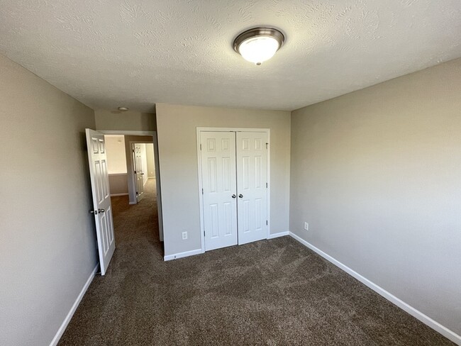 Building Photo - Woodland Pointe 3 bedroom condo w/ 1 car g...