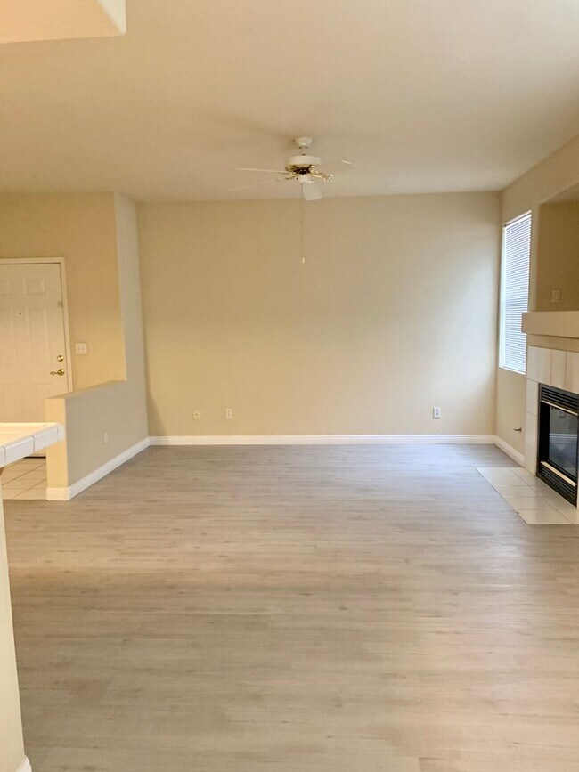 Building Photo - Must See Condo!
