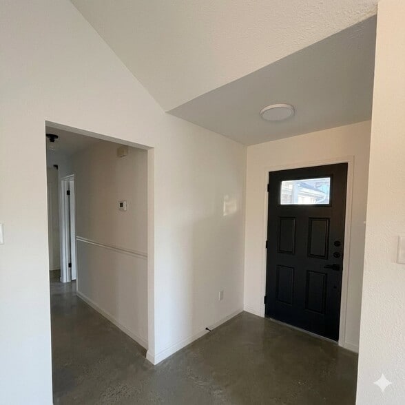 Building Photo - 2100 Rosemary Ln