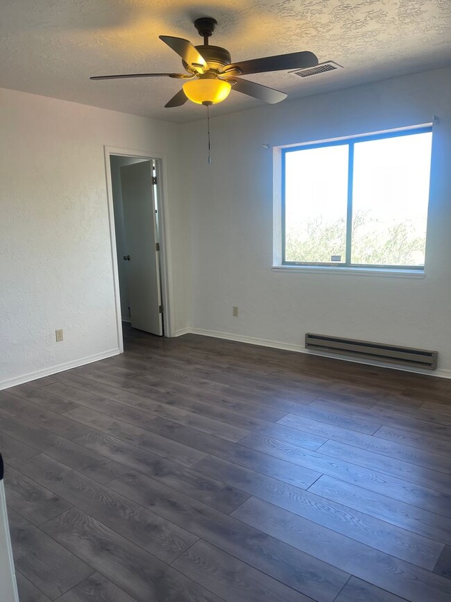 Building Photo - 3 Bedroom 2 Bath home contact Property Pro...