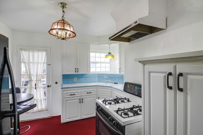 Building Photo - Price drop! Cozy Home Between Mission Beac...