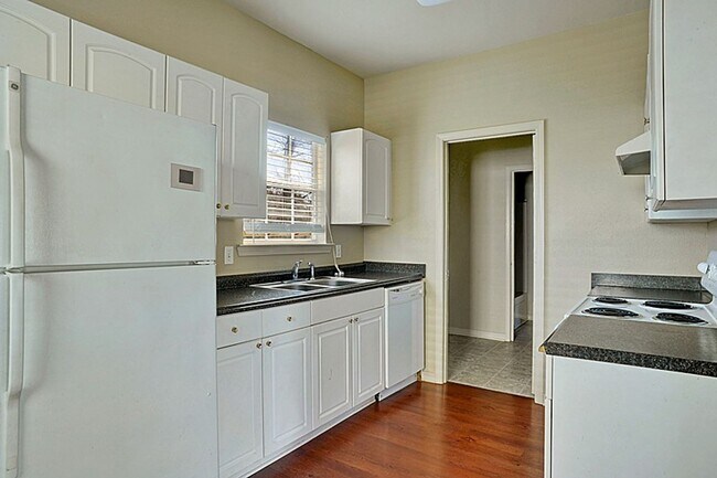 Building Photo - Charming Cottages for Rent in Waveland – 1...