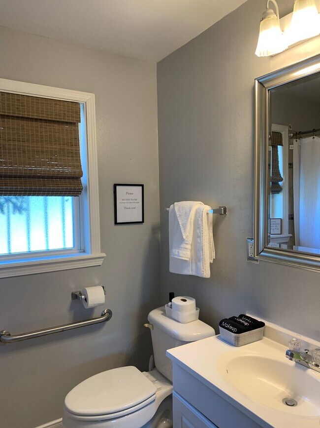 Building Photo - Fully Furnished Comfort Near New Orleans Universities