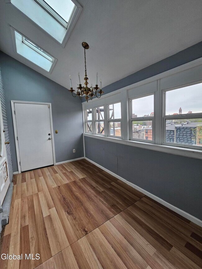 Building Photo - 32 1st St