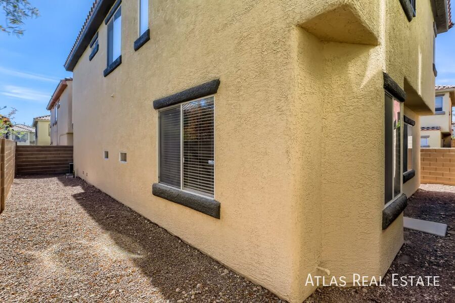 Building Photo - 10549 Lessona St