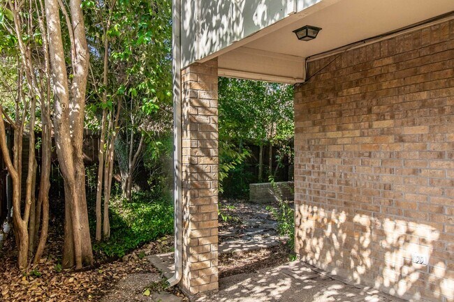 Building Photo - Amazing Townhome