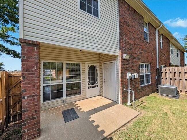 Building Photo - 904 Dixson St