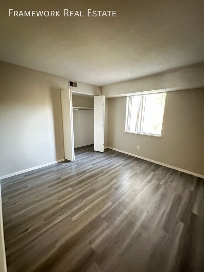 Building Photo - 280 E Highline Cir