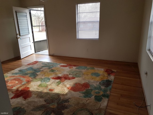 Building Photo - 2 br, 1 bath Apartment - Carolyn Apartments