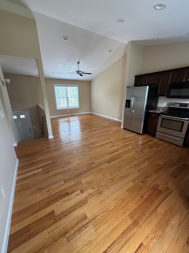 Building Photo - 2 Bedroom / 2 Bath Johnson City, TN 37604