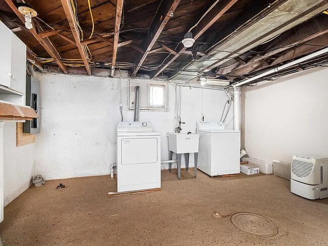 Basement Washer/ Dryer - 922 N 14th Ave E