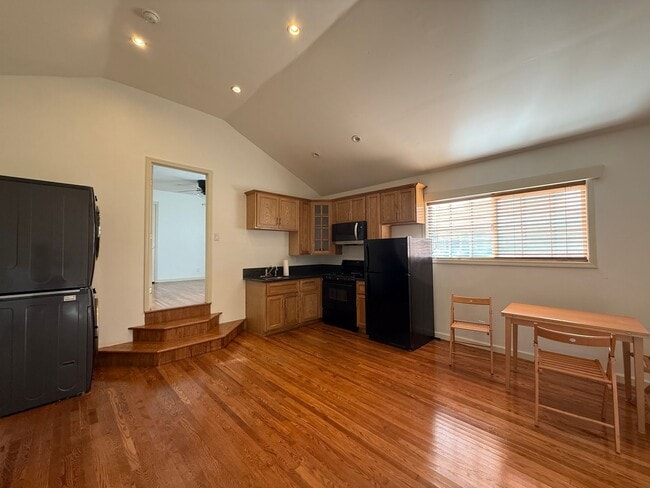 Building Photo - 1 bed, 1 bath Guest unit in Woodland Hills