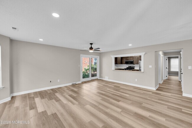 Building Photo - 83 Tulip Ln