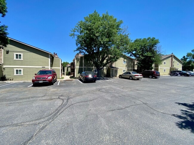 Building Photo - 1 Bed 1 Bath Aurora Condo Located Near Che...