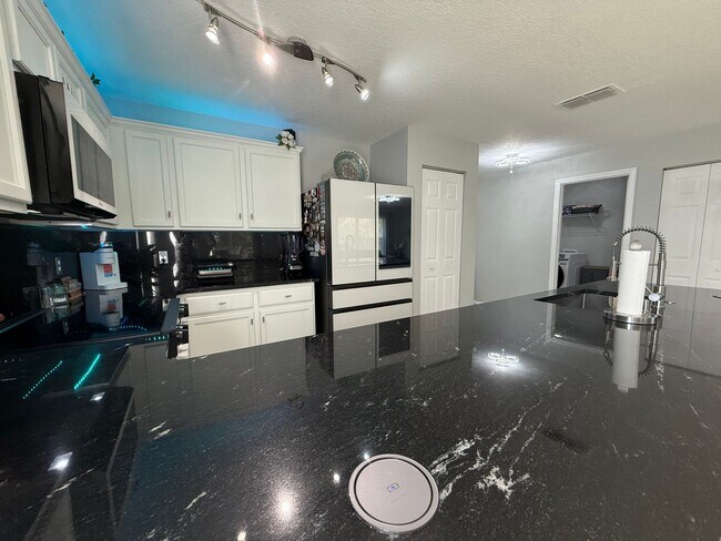 Building Photo - Beautiful updated 3 bedroom 2 bathroom home in Bayberry Lakes