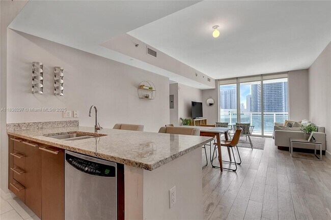 Building Photo - 950 Brickell Bay Dr