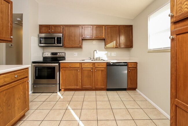 Building Photo - Adorable 3 Bedroom Home