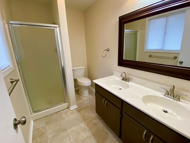 Building Photo - 3925 Halehaven Dr