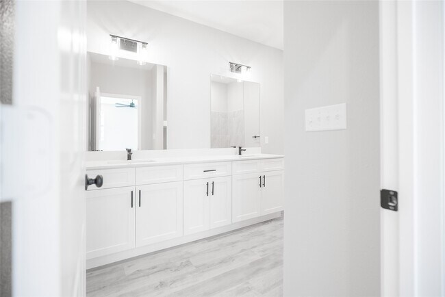 Building Photo - 2101 Reinke Rd