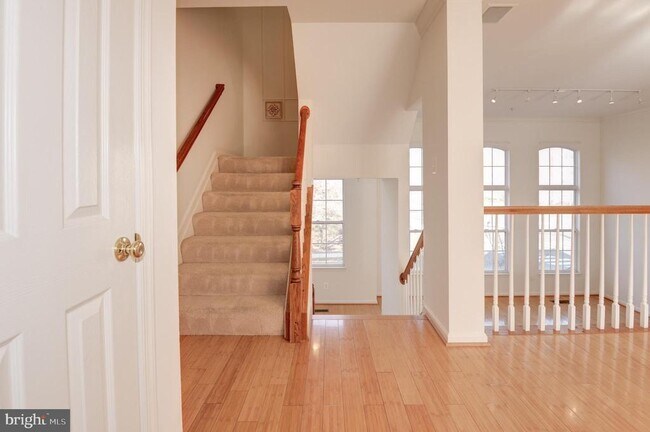 Building Photo - 1984 Crescent Park Dr