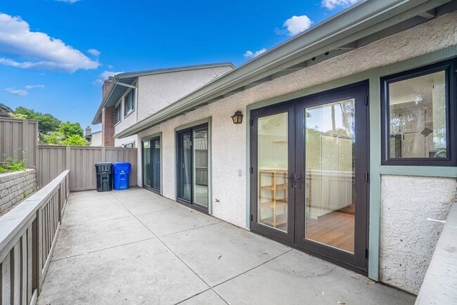Building Photo - Coming Soon La Jolla UTC Renovated 3 bd /2 ba Townhome with Garage, Private Patio, + more!