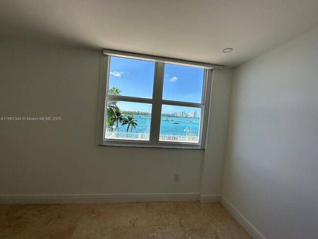 Building Photo - 10350 W Bay Harbor Dr
