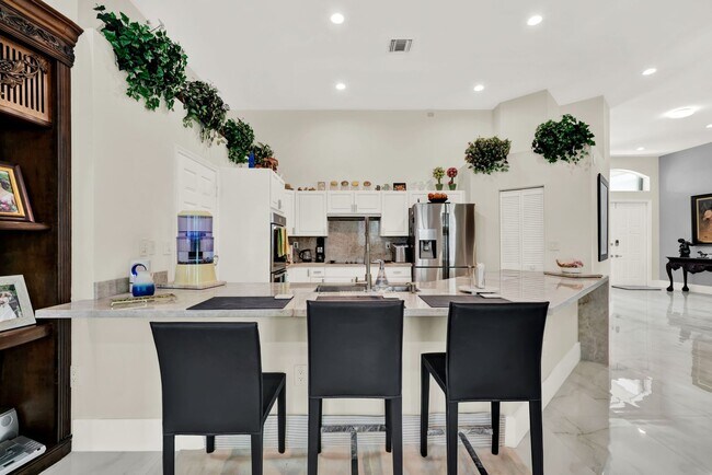 Building Photo - Elegant 4-Bedroom Pool Home in Exclusive G...