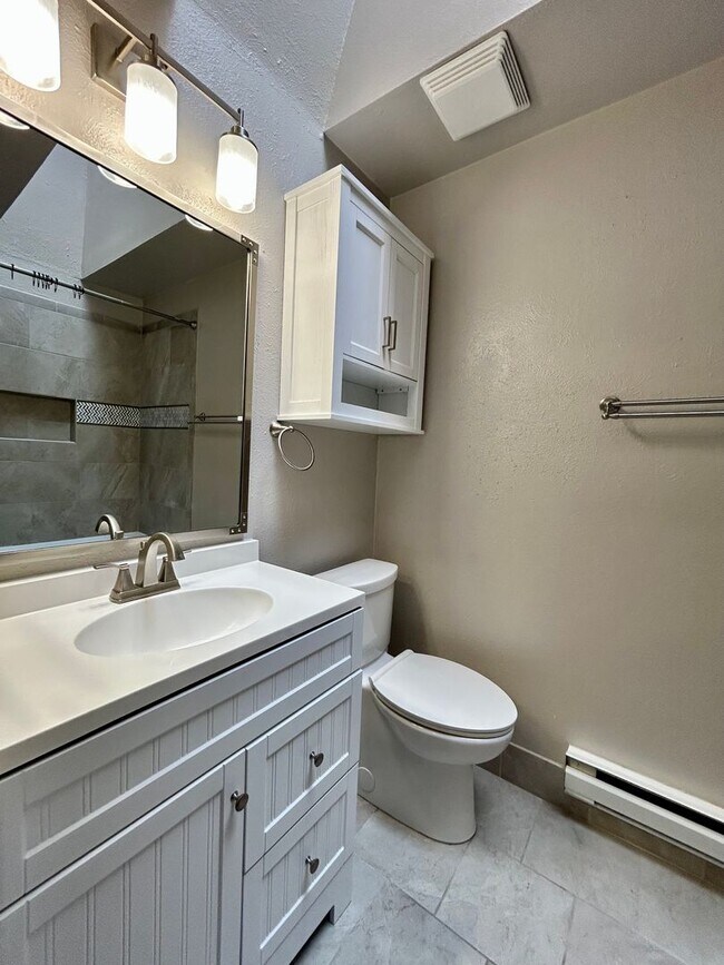 Building Photo - Beautiful & Bright Corner Condo in North Boulder