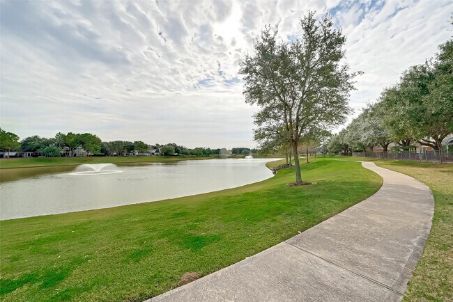 Building Photo - 8846 Gas Light Village Dr