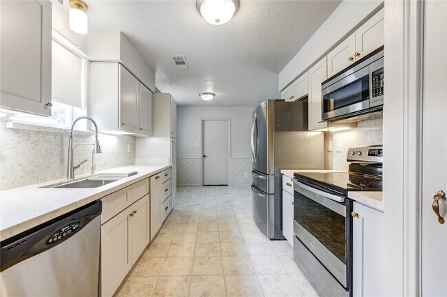 Building Photo - 16019 Fathom Ln
