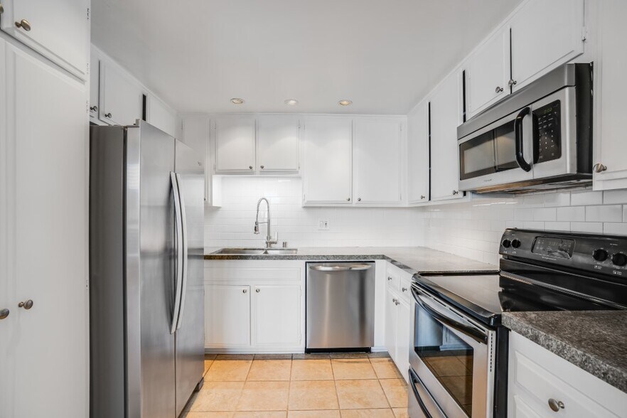 Building Photo - 321 S San Vicente Blvd