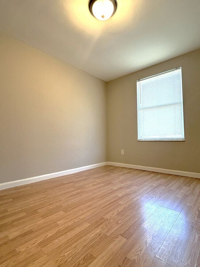 Building Photo - 9620F Vinca Circle