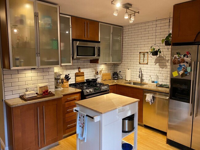 Building Photo - Immaculate end unit townhome in Raleigh's most desirable neighborhood - THE Five Points!