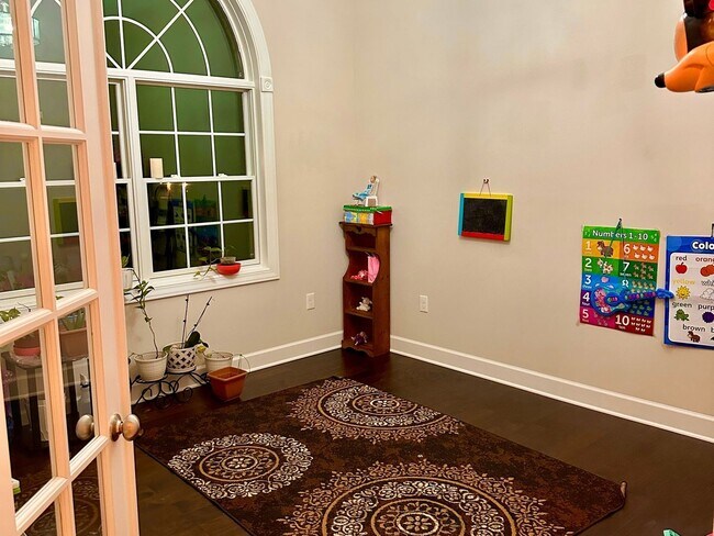 Building Photo - 3 Bedroom semi furnished Duplex type House in Imperial