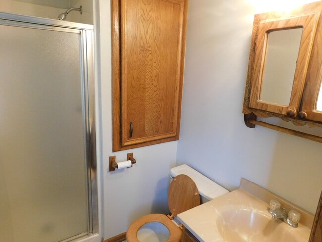 Building Photo - Stunning 5 Bedroom 3 Bathroom home!